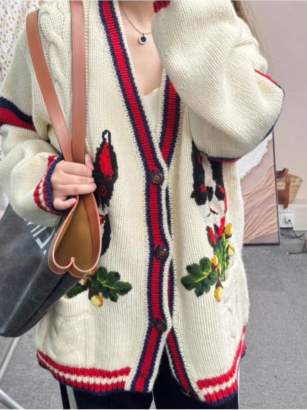 🚩steal Gucci Cream Cable-Knit Cardigan with Red & Blue Trim and Dog Motifs - Picture 6 of 7